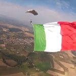 Bandiera italiana col paracadute, simbolo della compravendita dei brand italiani