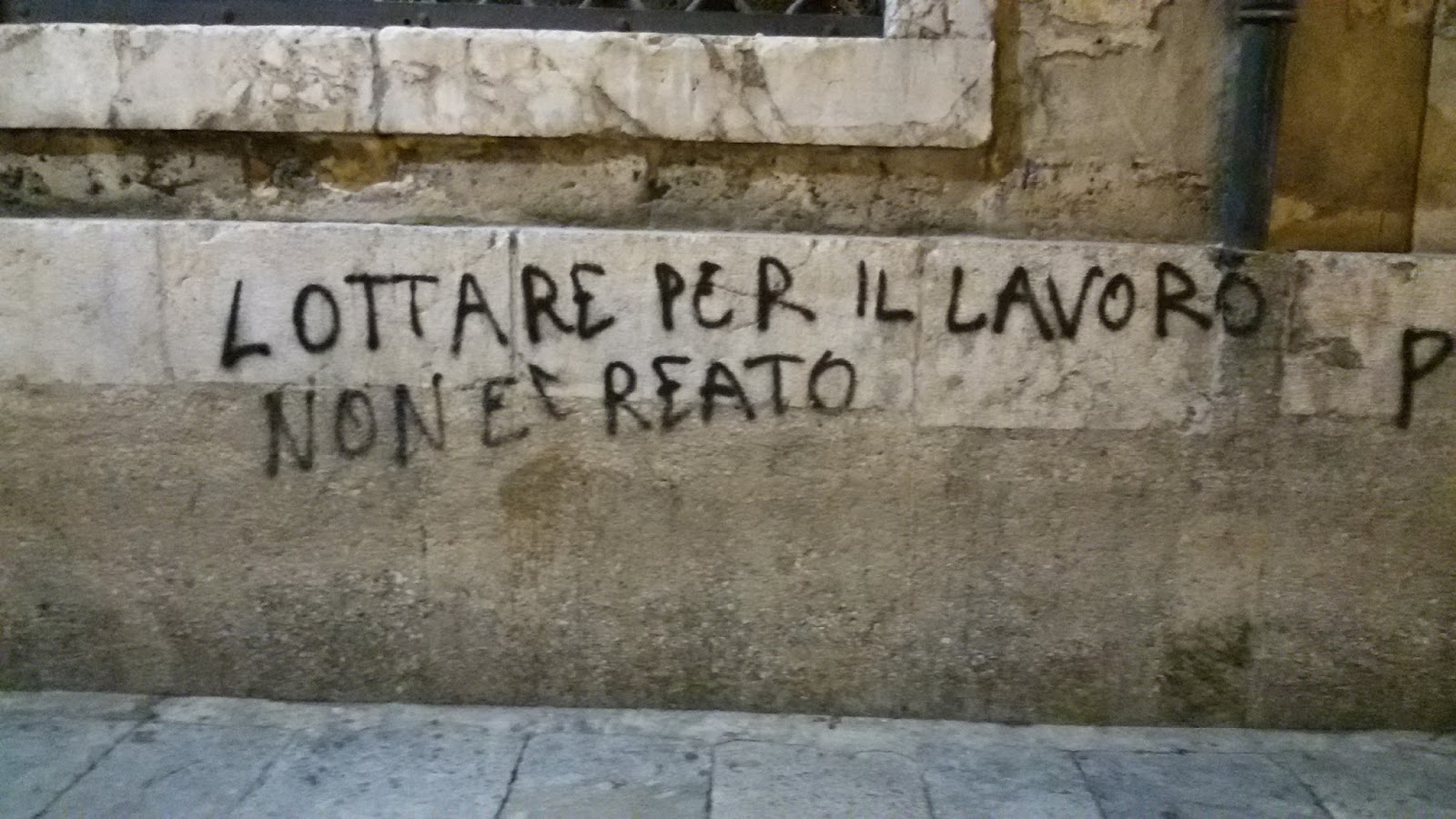 C'era una volta il lavoro: un murales recita "lottare per il lavoro non è reato"