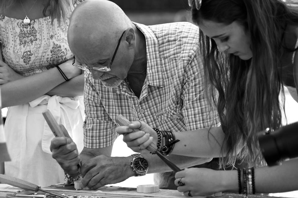 Beni culturali e lavoro: un maestro artigiano insegna l'intaglio a una giovane allieva