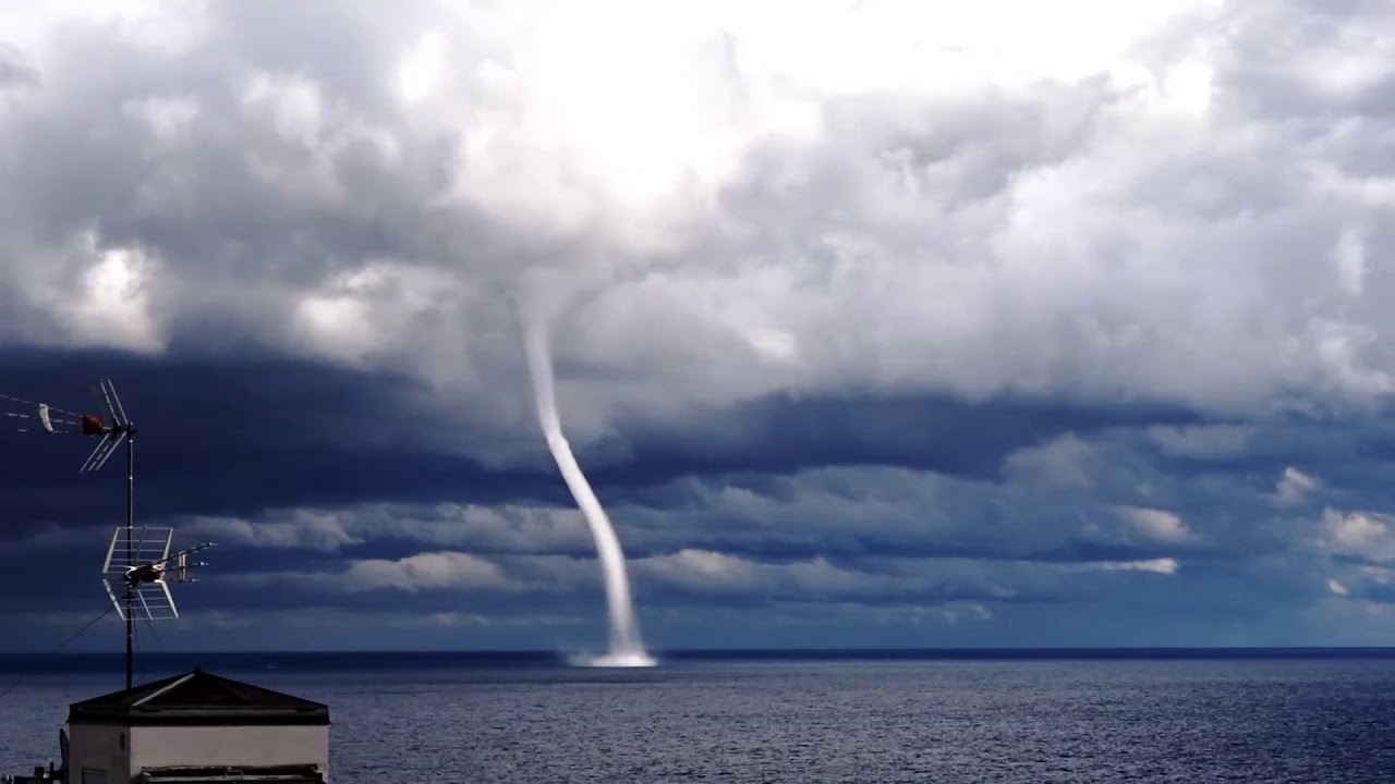 Tornado a Milano Marittima: una tromba d'acqua