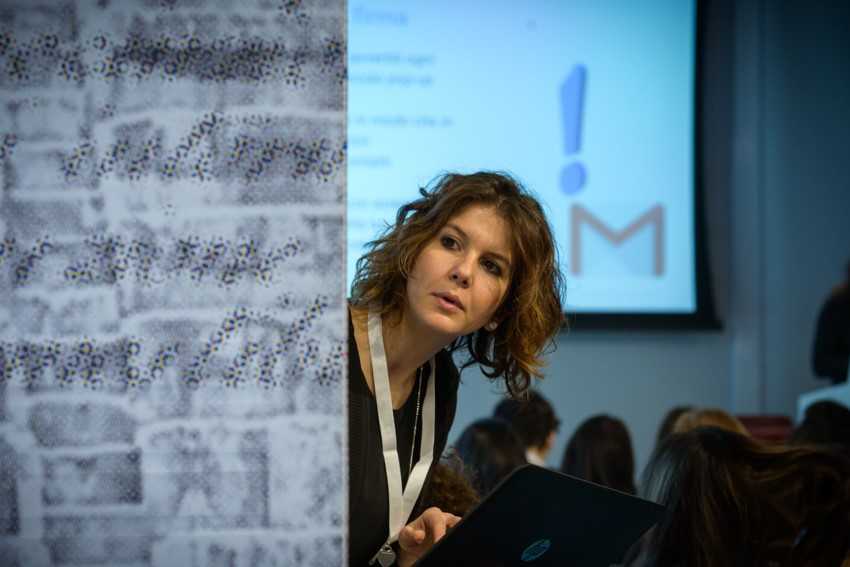 Segretarie all'opera: un'assistente controlla la situazione in una convention