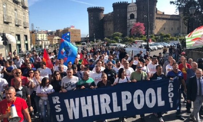 I lavoratori dello stabilimento Whirlpool di Napoli in corteo.