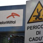 L'insegna dell'azienda tarantina Ilva con il logo della fuggitiva ArcelorMittal