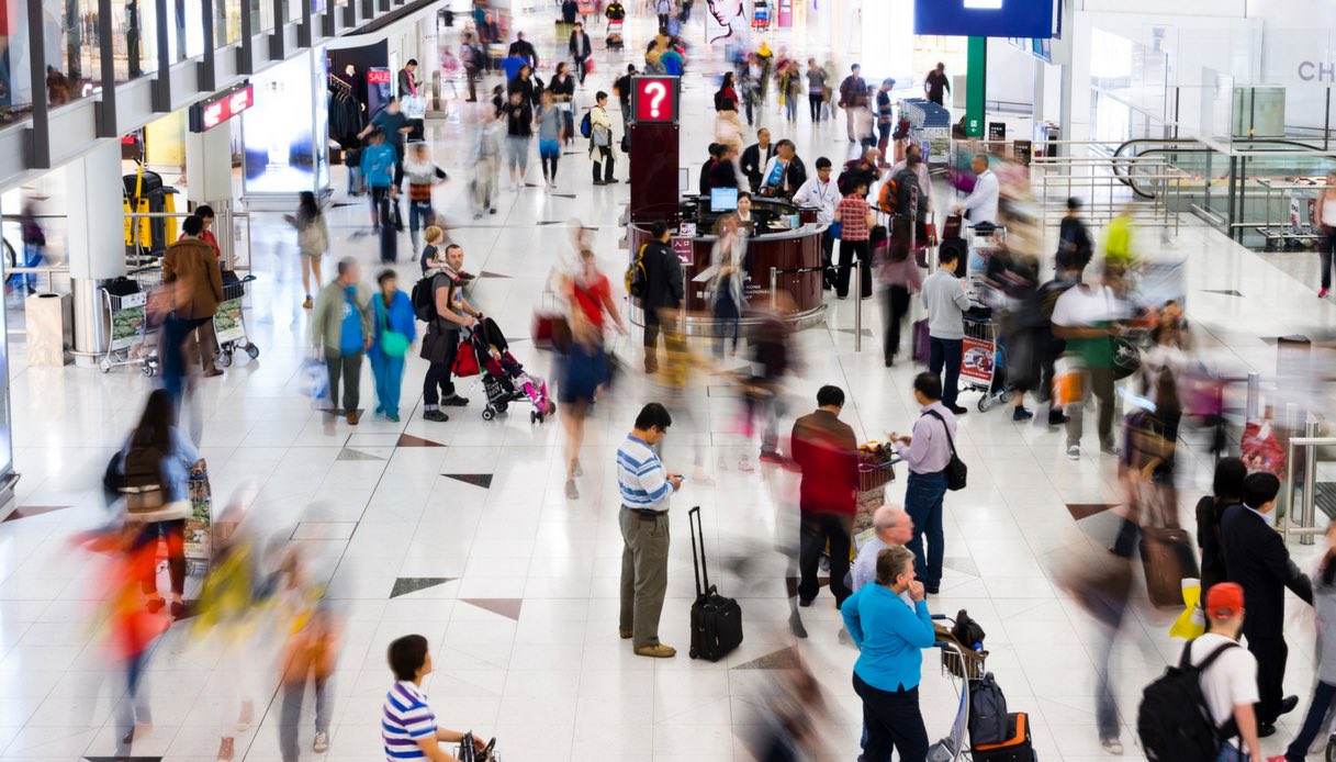 Aeroportuali e passeggeri in aeroporto.