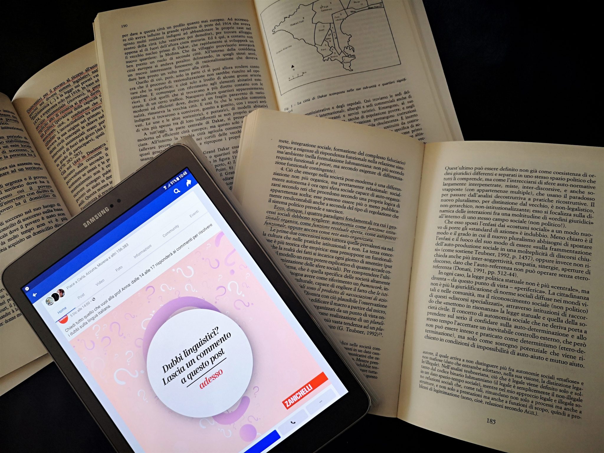 Presenza social degli editori: un tablet in mezzo ai libri