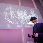 Un'immagine dalla mostra U.MANO all'Opificio Golinelli: un visitatore usa un visore VR