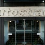 Insegna di Autostrade, società in concessione al gruppo Benetton