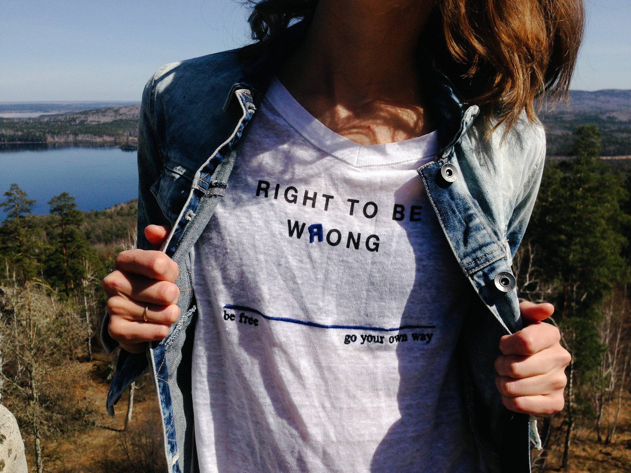 Donne sbagliate: una donna con una maglietta "Right to be wrong"