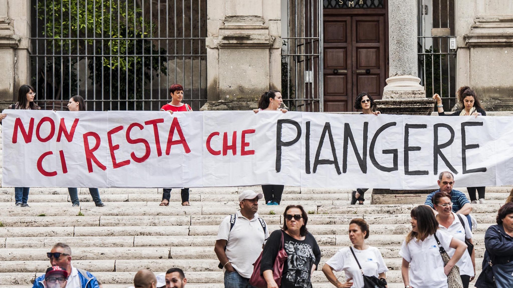 Uno striscione del popolo della partita Iva, che recita: "Non ci resta che piangere"