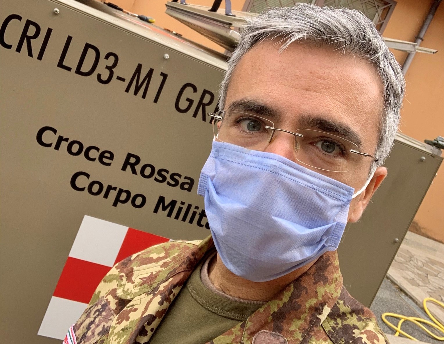 Fabio Rispoli, ufficiale medico della Croce Rossa Italiana, in mimetica e mascherina.