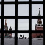 COVID-19, Russia in lockdown: nell'immagine, il Cremlino visto attraverso delle sbarre.