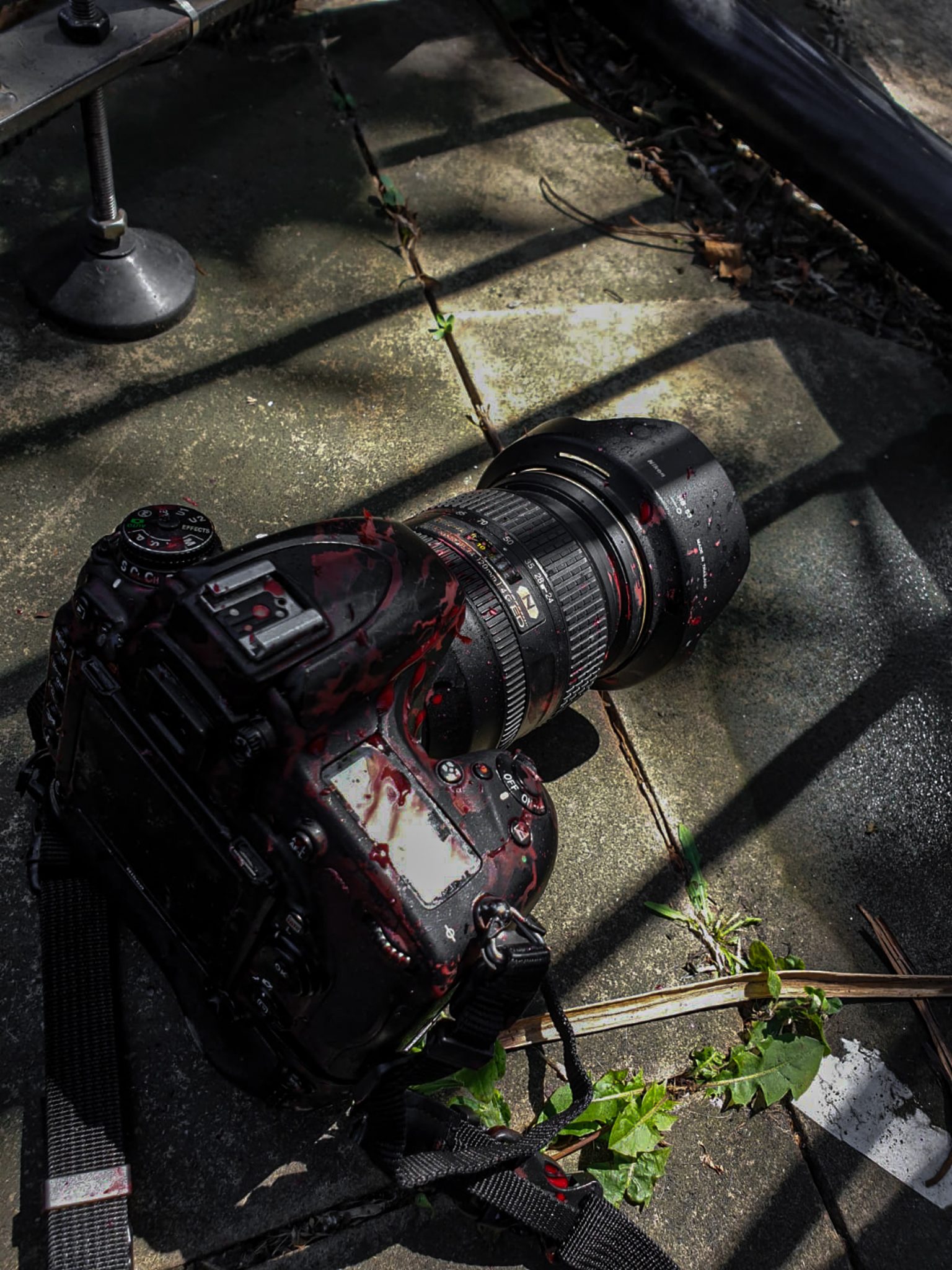 Fotoreporter sotto attacco: una macchina fotografica professionale insanguinata subito dopo un'aggressione