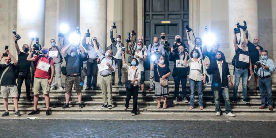 Fotografi in Piazza del Popolo a Roma durante il flash mob del 21 luglio 2020.