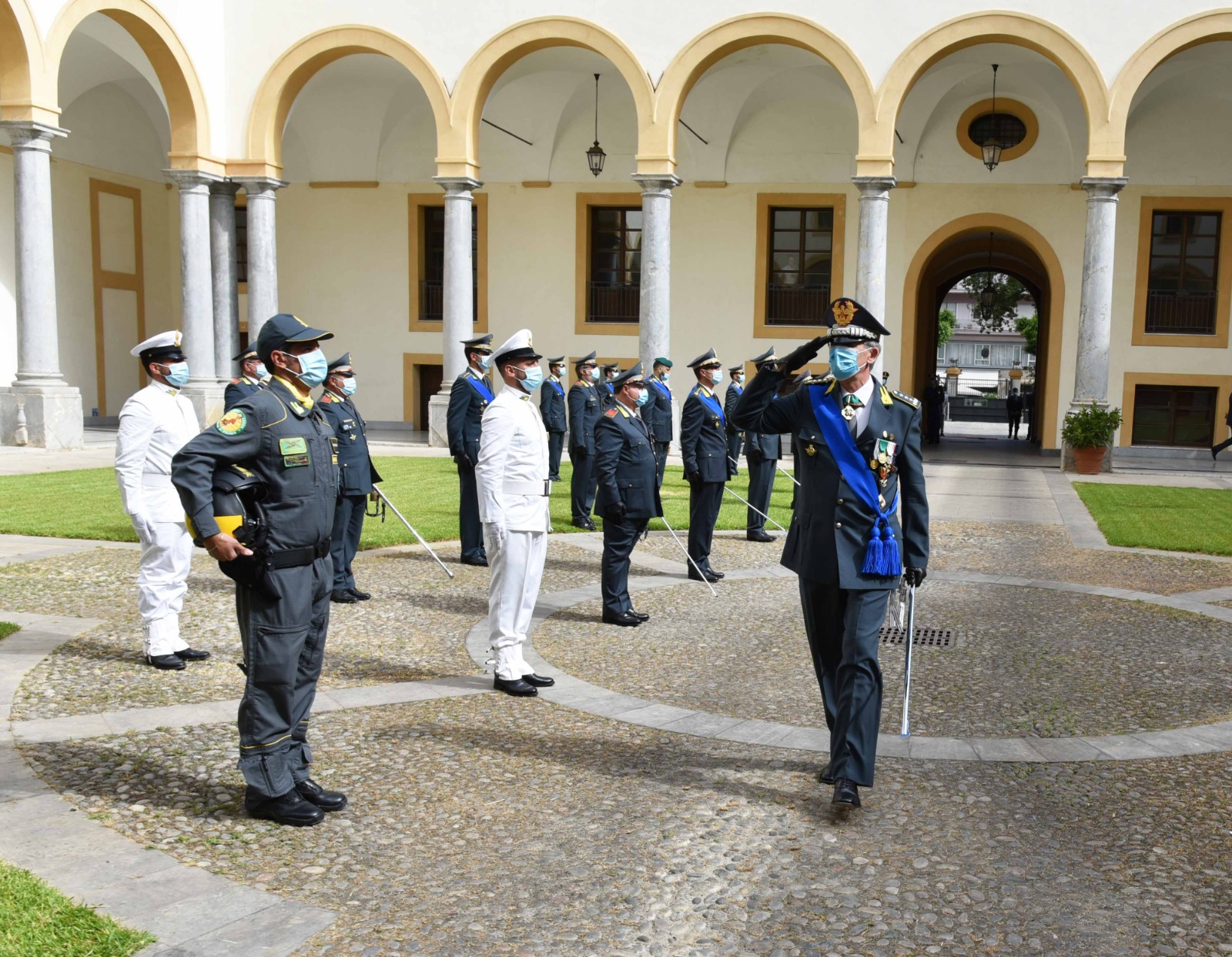 Il generale della guardia di finanza Sicilia, Riccardo Rapanotti, durante una cerimonia in periodo COVID.