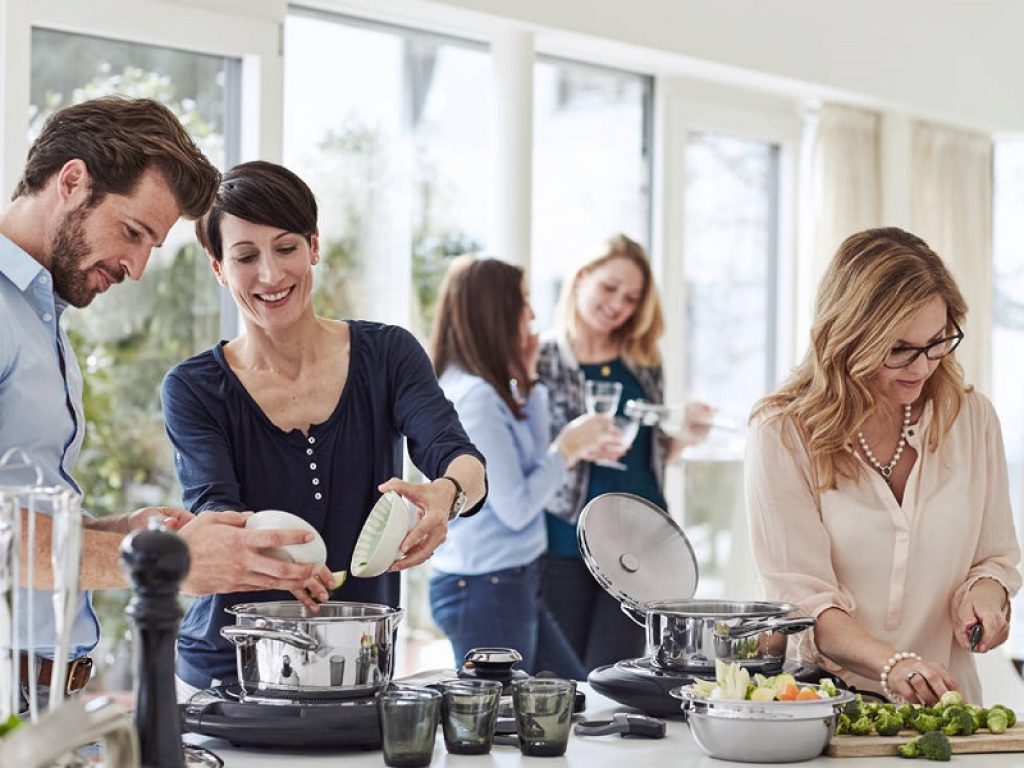 Esempio di multilevel marketing: una vendita a domicilio di utensili da cucina.