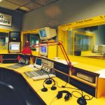 Lo studio di Radio Popolare, deserto a causa di uno sciopero dei collaboratori.