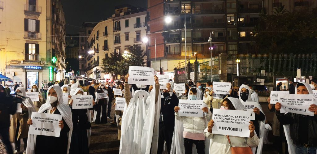 Gli "invisibili" del commercio in attesa dei ristori, nella loro manifestazione a Napoli.