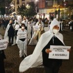 Gli "invisibili" del commercio in attesa dei ristori, nella loro manifestazione a Napoli.