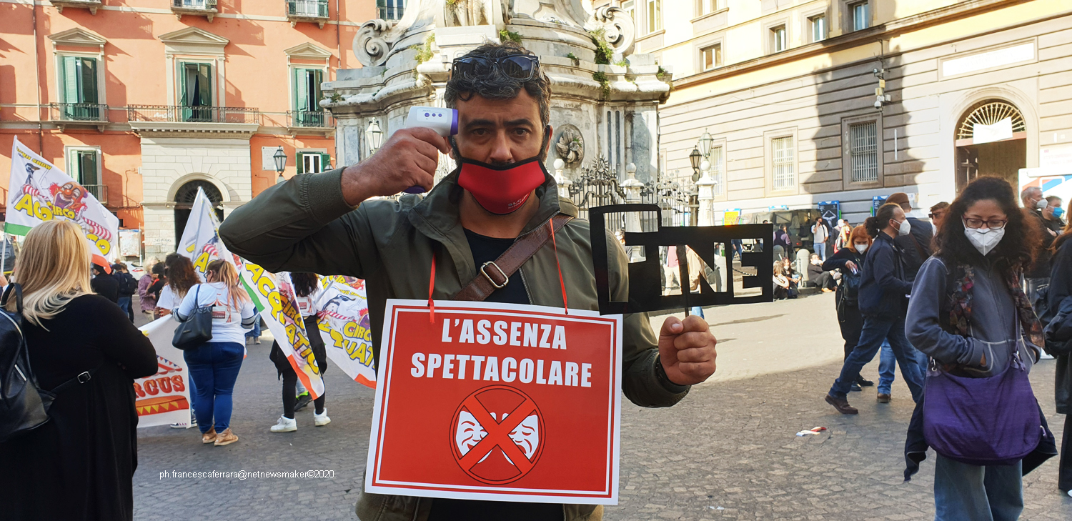 Un manifestante de L'assenza spettacolare, il 30 ottobre a Napoli.