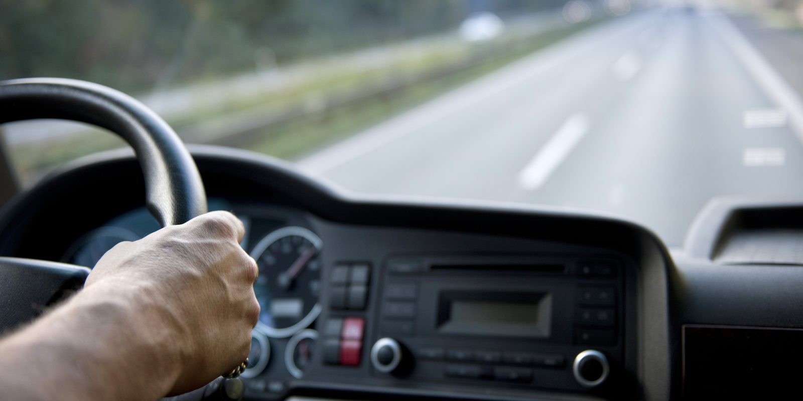 Sicurezza nei trasporti: un camionista al volante.