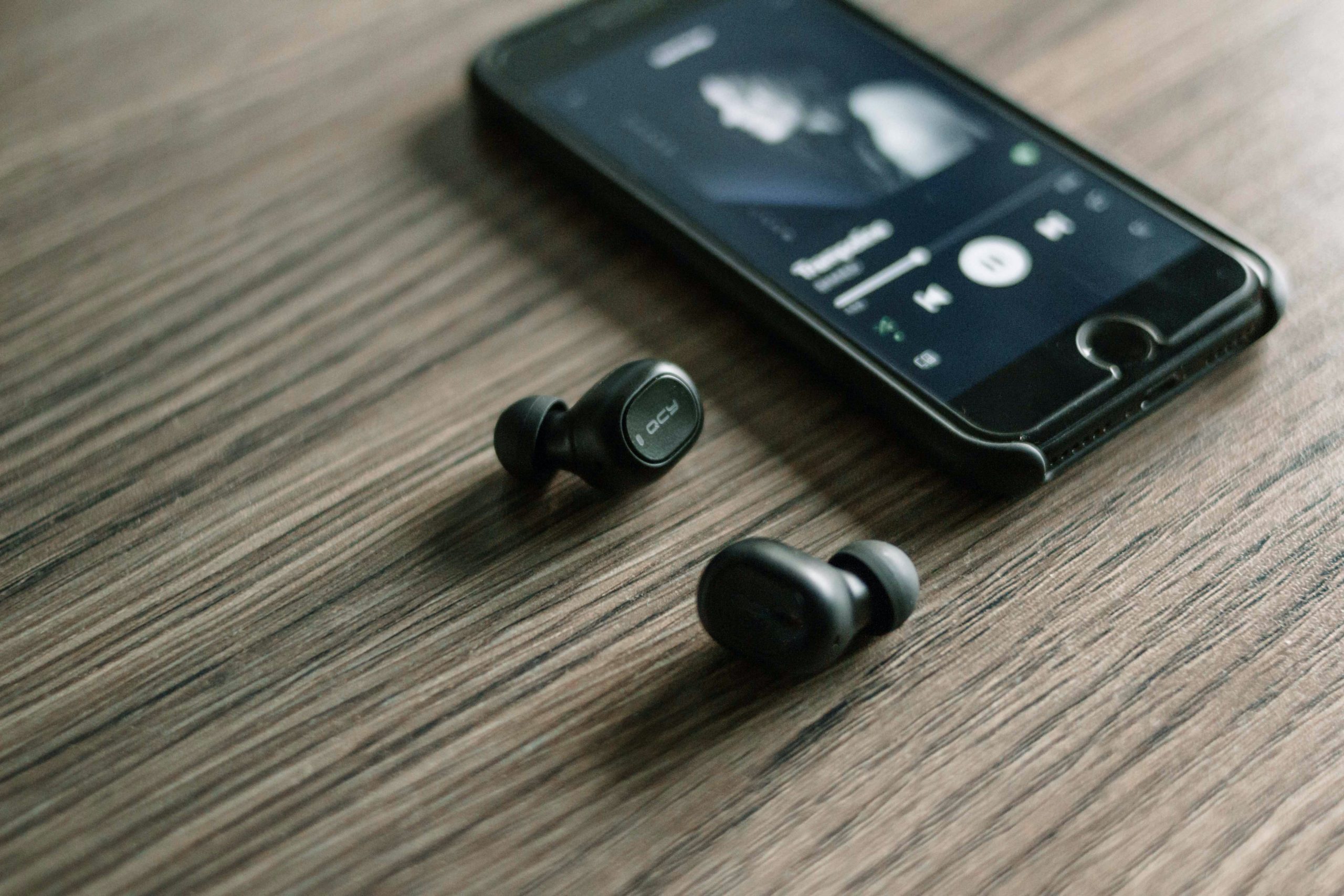 Musica in streaming: quanto lavoro sparisce se i cantanti fanno i discografici di se stessi?