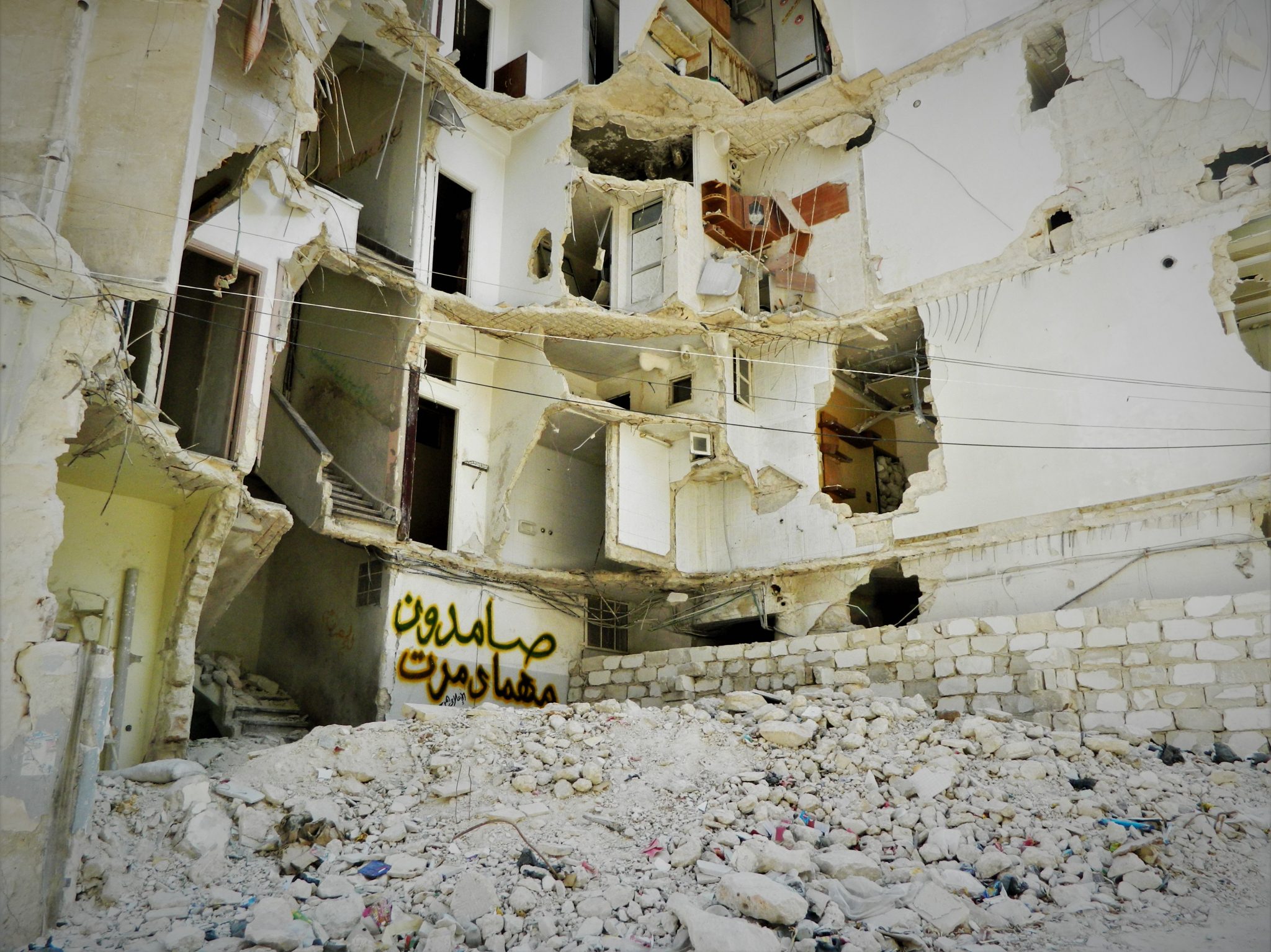Guerra in Siria: il cortile di delle palazzine distrutte.