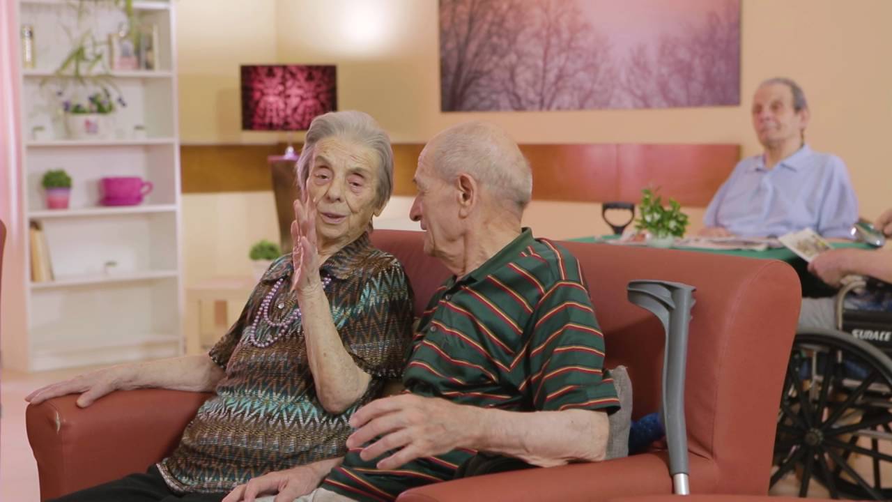 Chiusura RSA, due anziani dialogano in una casa di risposo