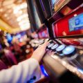 Gioco legale, una donna gioca a una slot machine accanto a diversi apparecchi vuoti