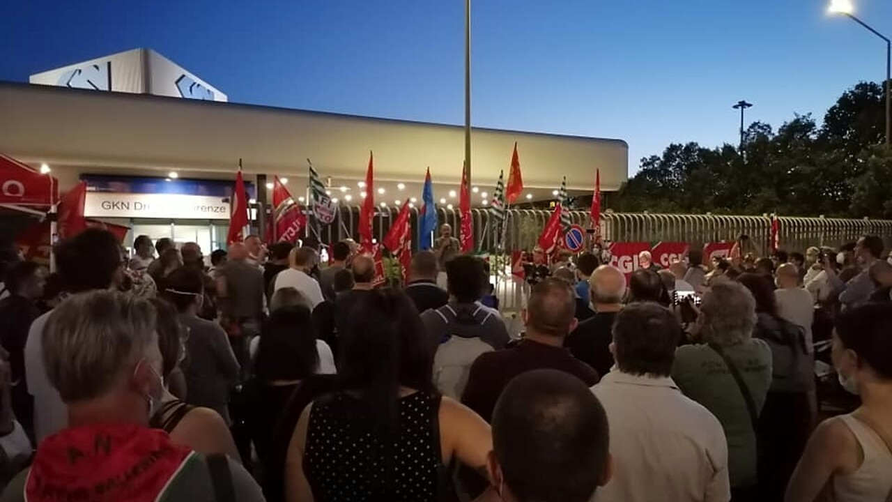 GKN, l'assemblea permanente dei lavoratori davanti all'azienda.