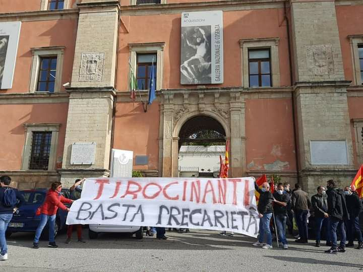 Calabria, i tirocinanti della Pubblica Amministrazione manifestano contro la precarietà