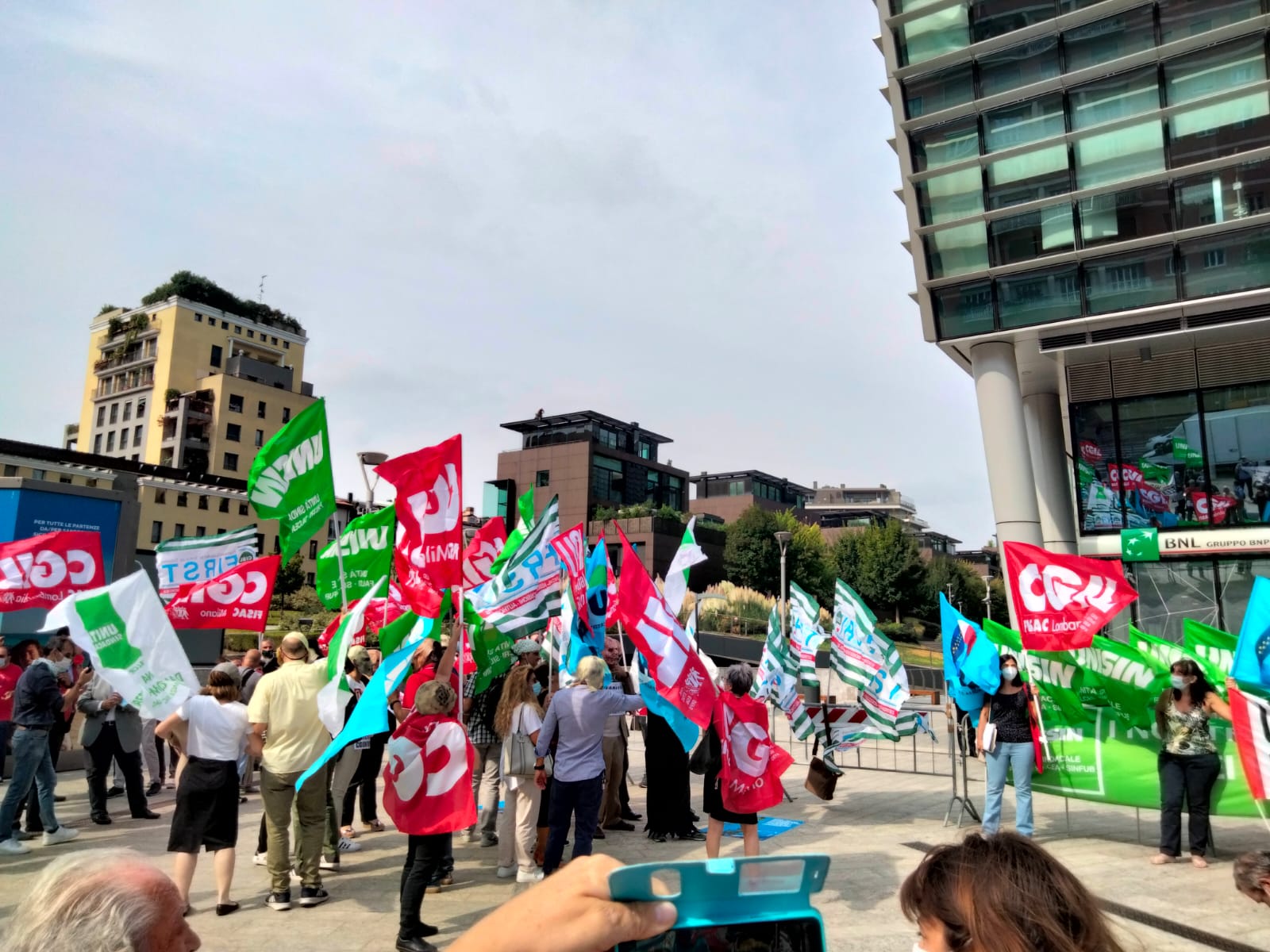 I lavoratori BNL a rischio di cessione ad Accenture in sciopero davanti alla sede di Milano.