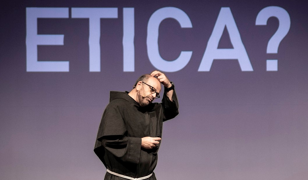Paolo Benanti parla di etica della tecnologia sul palco di Nobìlita 2021.