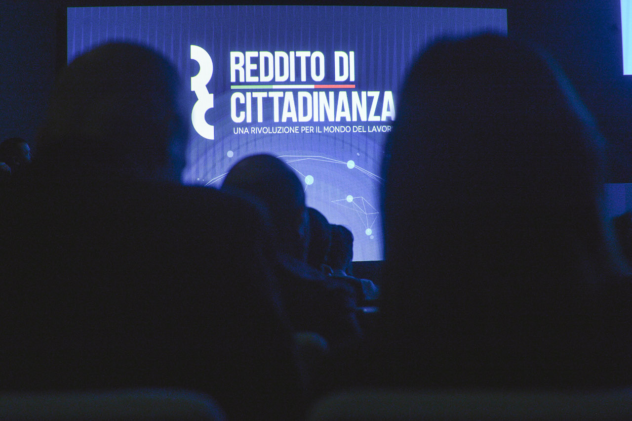 Gli spettatori in ombra alla presentazione del Reddito di Cittadinanza, nel 2018.