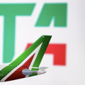 Il logo di ITA Airways con la coda di un modellino di aereomobile.