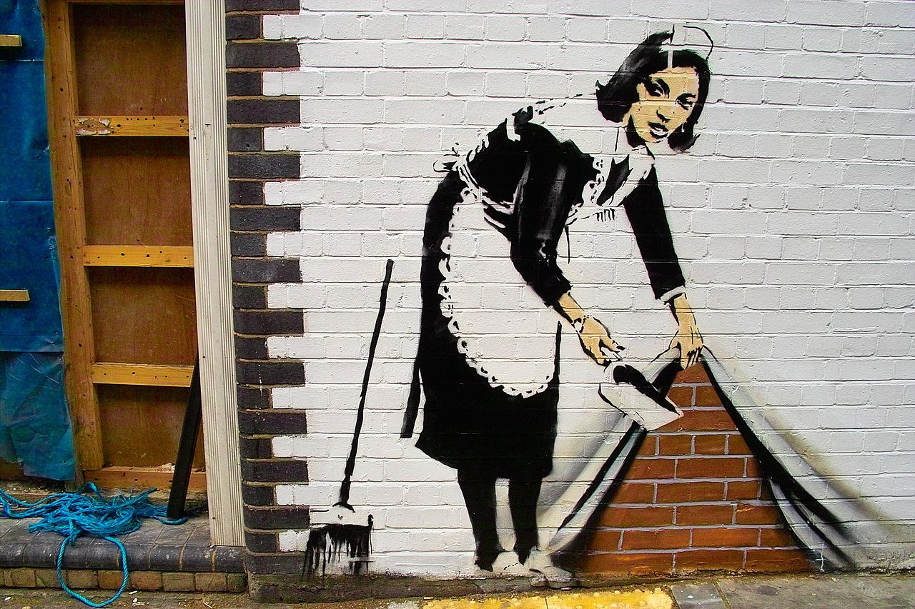La colf di Banksy, metafora dei lavoratori domestici in nero.