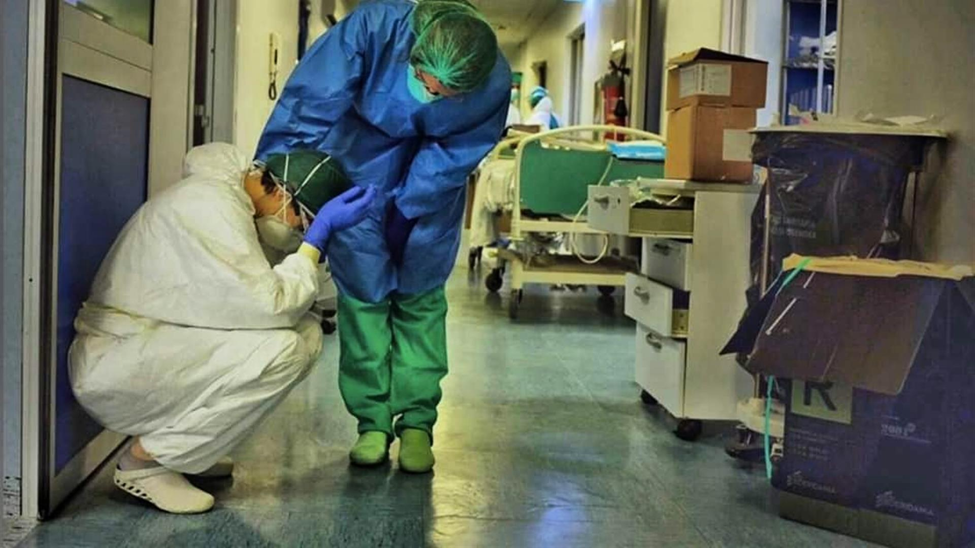 Degli OSS in terapia intensiva COVID, esausti.