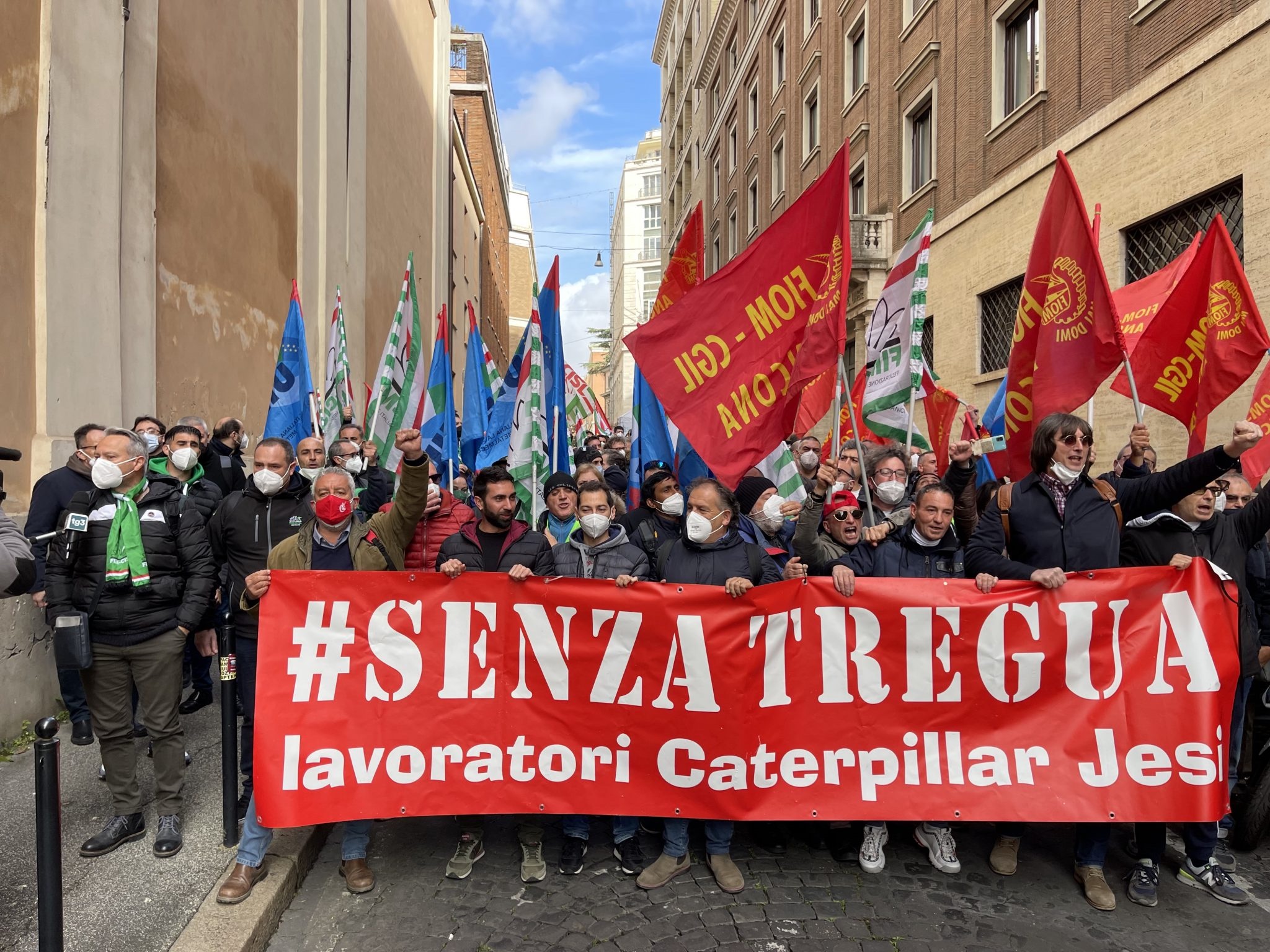 Gli operai della Caterpillar di Jesi in manifestazione.