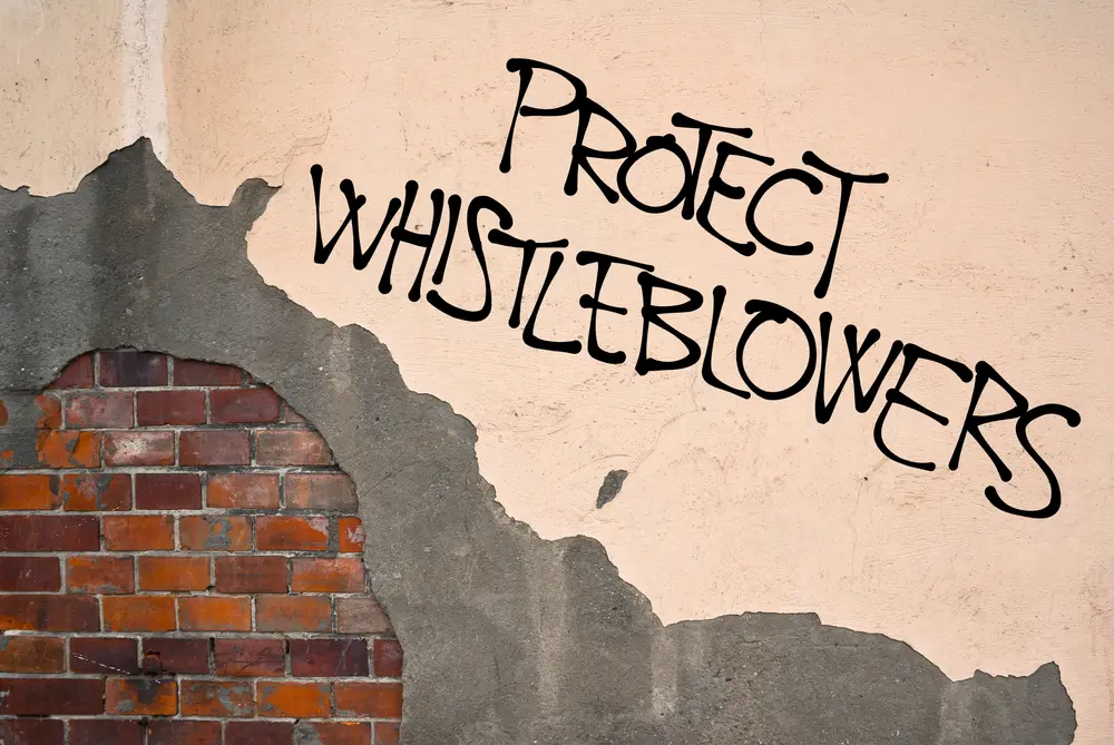 Direttiva whistleblowing in Italia: un murale con la scritta 