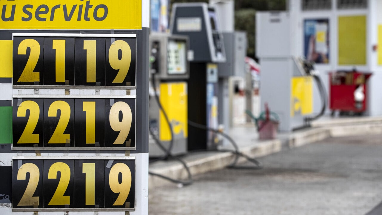 Caro carburante, non buttiamo benzina sul fuoco: ai distributori 27,50 euro ogni mille litri venduti