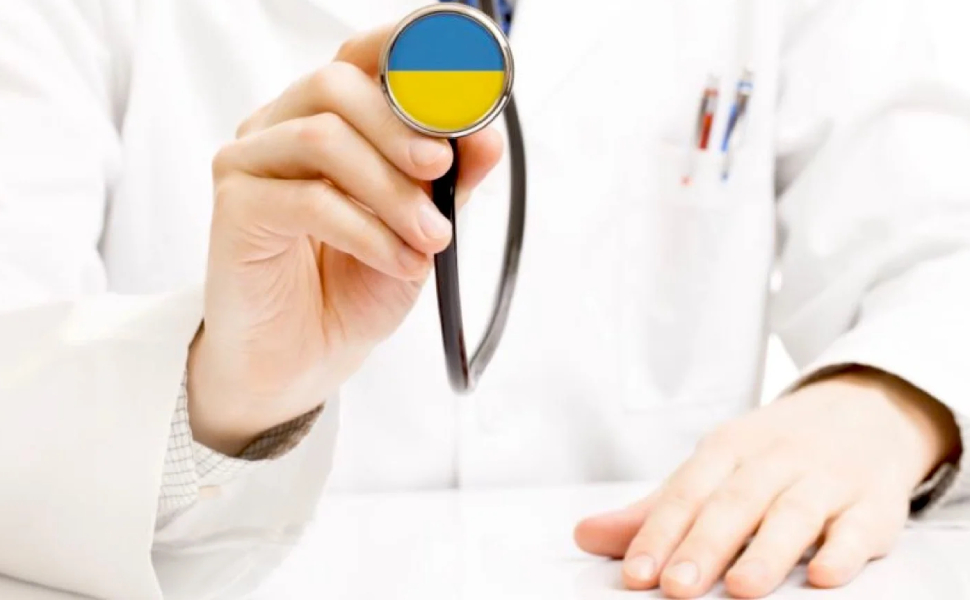 Un medico usa uno stetoscopio coi colori dell'Ucraina.