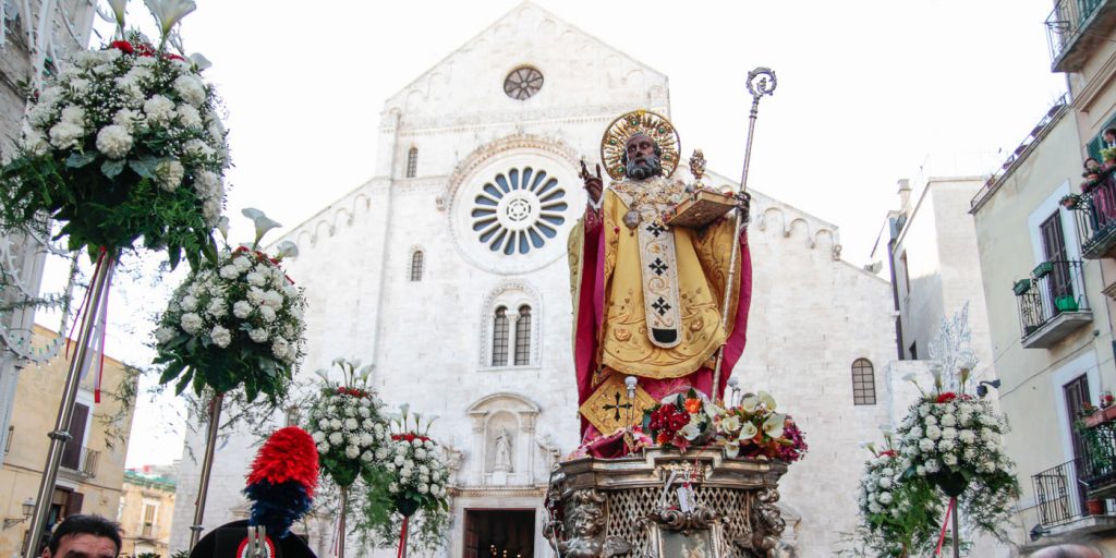 La statua settecentesca di San Nicola davanti alla cattedrale omonima.