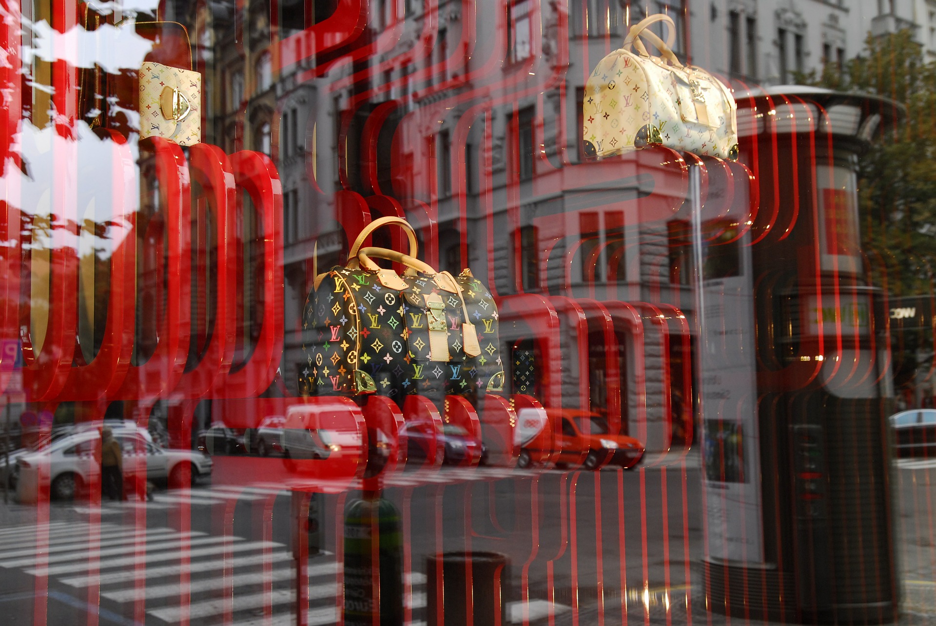 Moda, una borsa Louis Vuitton in una vetrina russa.