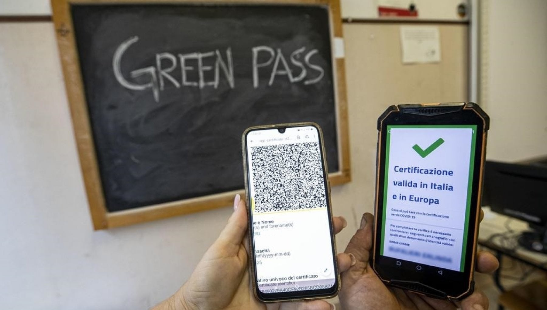 Insegnanti e Green pass: la certificazione verde davanti a una lavagna