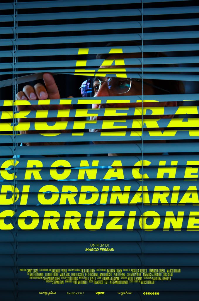 La locandina del film "La bufera, cronache di ordinaria corruzione", che raffigura un dipendente mentre spia da delle veneziane.