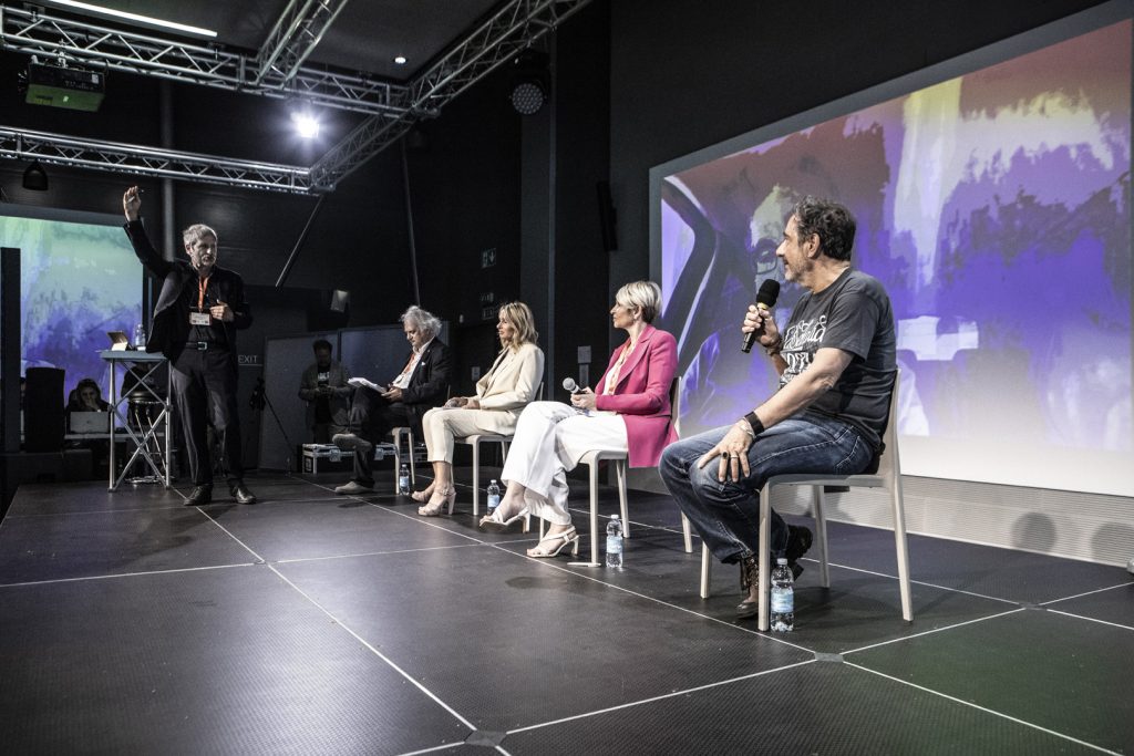 Nicoletta Prandi sul palco del Nobìlita Festival partecipa al panel "I costi invisibili del digitale" insieme a Mario Tozzi, Sabrina Carreras e Alessandro Garofalo.