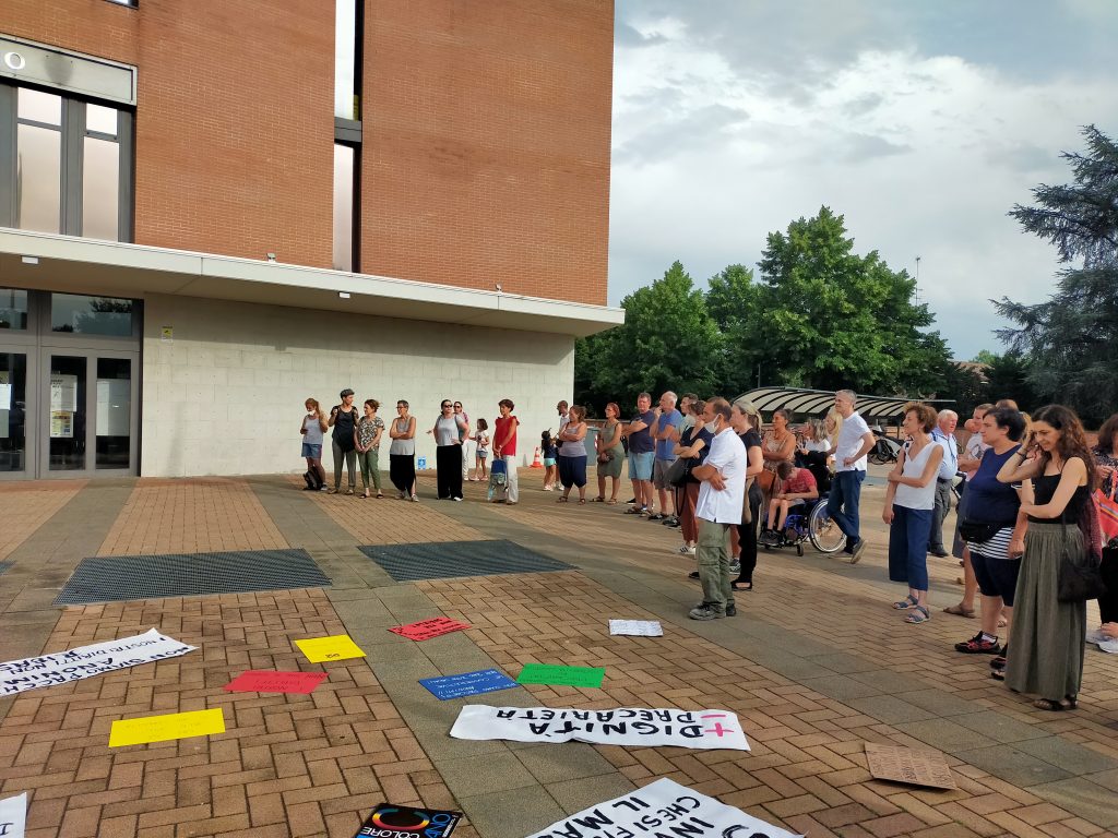 Educatori e educatrici del territorio di Casalecchio in protesta davanti al Comune.