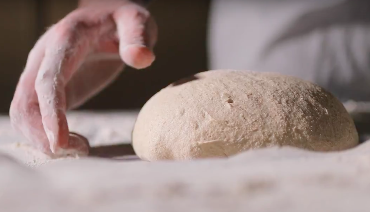 Italia, piccoli forni a rischio chiusura: la preparazione del pane di Altopascio.