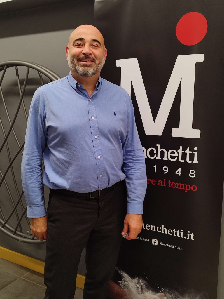Corrado Menchetti, proprietario del panificio ominomo.