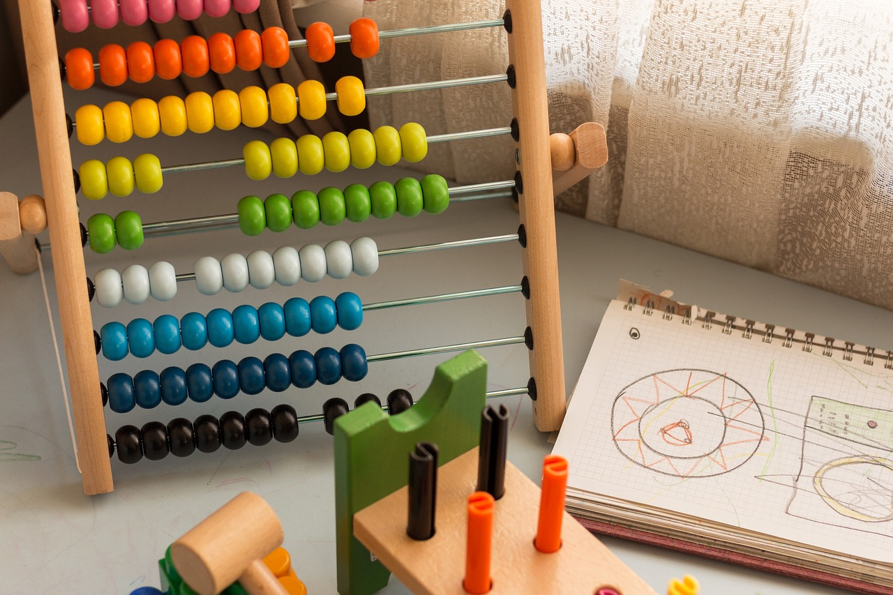 Asili nido e fondi PNRR: un pallottoliere e dei giochi per bambini piccoli in una struttura deputata a ospitarli.