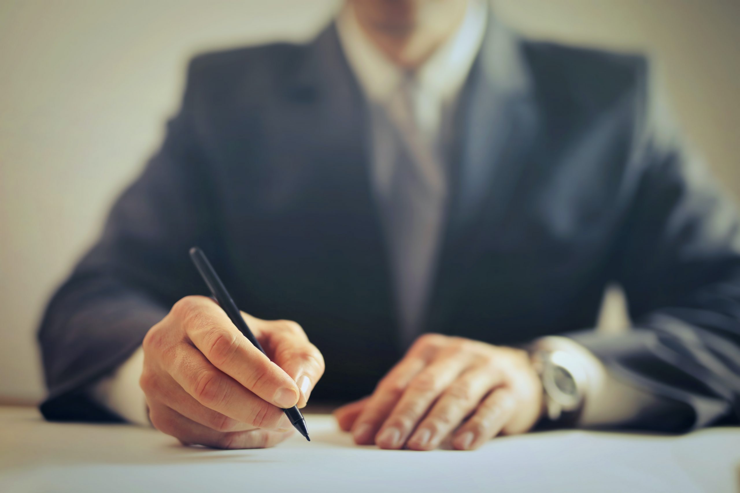 CEO capitalism: un dirigente scrive su un documento
